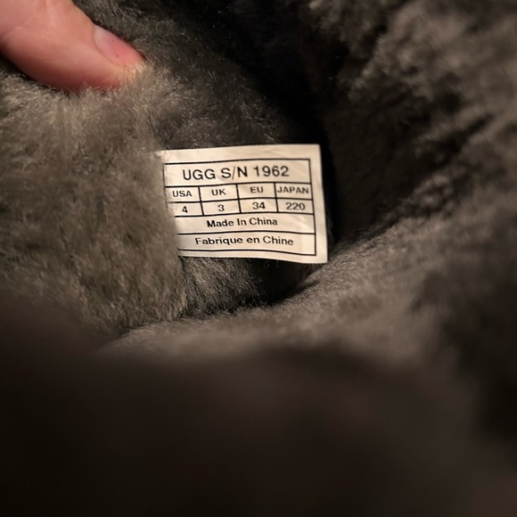 Girls UGG Bailey Button Triplet II Boot - Picture 6 of 6